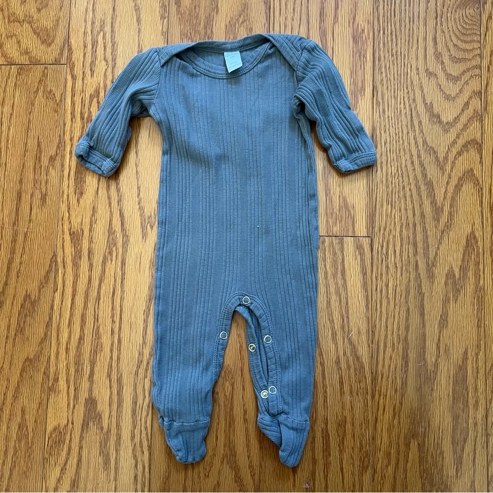 Kate Quinn unisex one piece outfit 0-3 months m buttons boy girl bodysuit